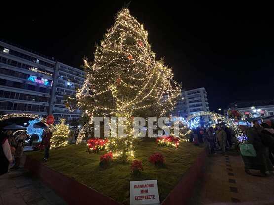 Πάτρα: Φωτίστηκε το Χριστουγεννιάτικο δέ...