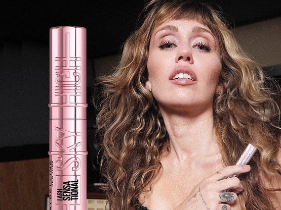 Μάιλι Σάιρους: Τραγουδάει και ποζάρει ως...