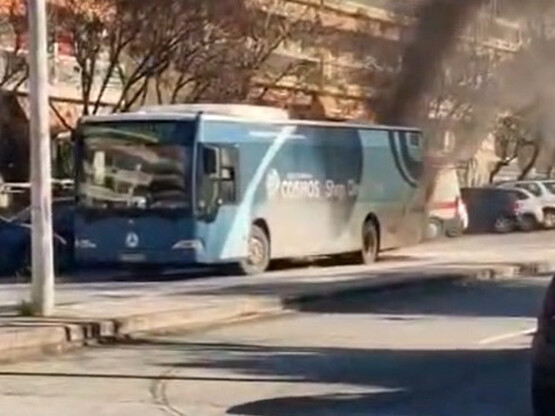 Θεσσαλονίκη: Στις φλόγες τυλίχθηκε αστικ...