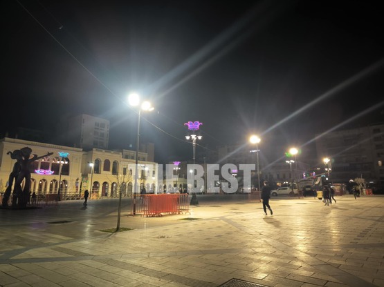 Πάτρα: Φωταγωγήθηκε περιμετρικά η πλατεί...