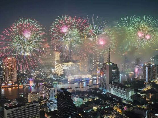 Το 2026 έκανε είσοδο με φώτα, χρώματα κα...