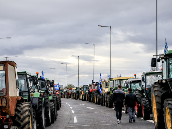 Οι αγρότες εντείνουν τις κινητοποιήσεις ...