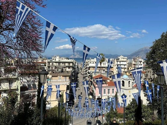 Πάτρα: Γέμισαν σημαίες οι σκάλες της Αγί...