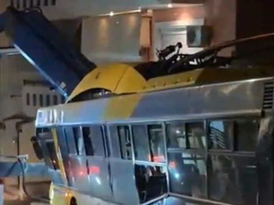 Τρόλεϊ: Ξέφυγε από την πορεία του και έπ...