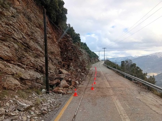 Πάτρα: Κατολισθηση στον δρόμο Καρυά - Πα...