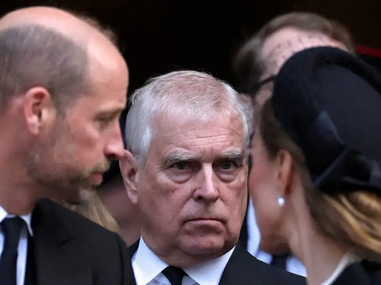 Μετά τον έκπτωτο πρίγκιπα Άντριου, ο διά...