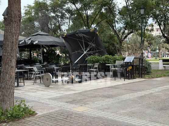 Πάτρα: Πτώσεις δέντρων και αιωρούμενα αν...