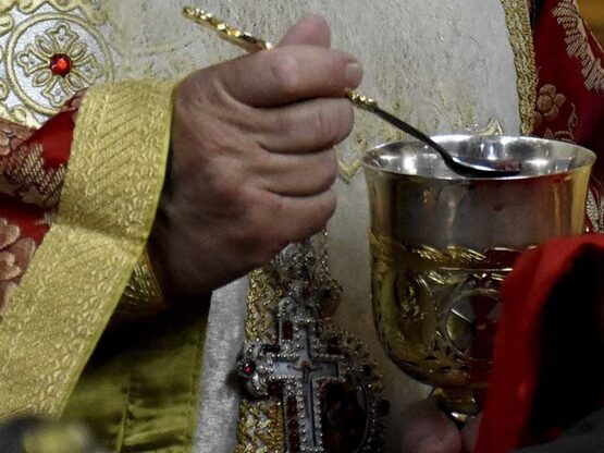 Χριστούγεννα: Πότε κοινωνούν όσοι νηστεύ...