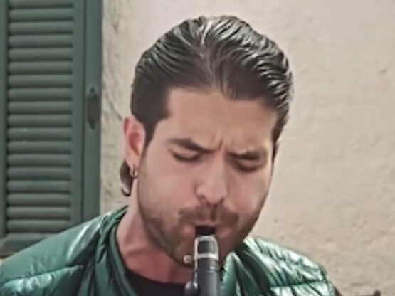 Ο Άρης Μουγκοπέτρος παίζει κλαρίνο ένα χ...