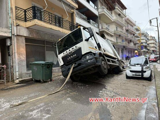  Απορριμματοφόρο στην Ξάνθη «βούλιαξε» σ...