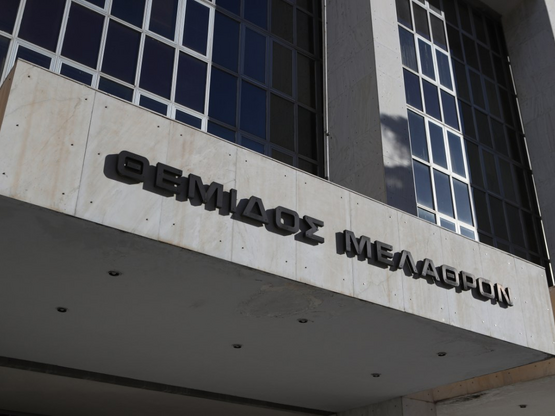 Αντίστροφη μέτρηση για τους τόκους στα δ...