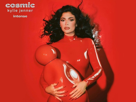 Κάιλι Τζένερ: Κατακόκκινο look για το νέ...