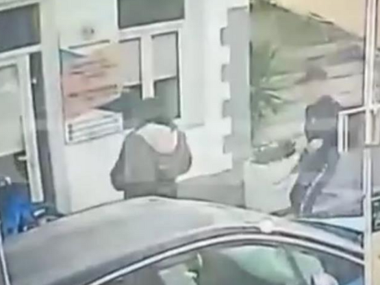 Πύλος: Η στιγμή που 25χρονος επιτίθεται ...