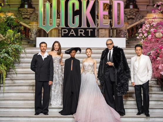 Aποθεωτική υποδοχή των stars του «Wicked...