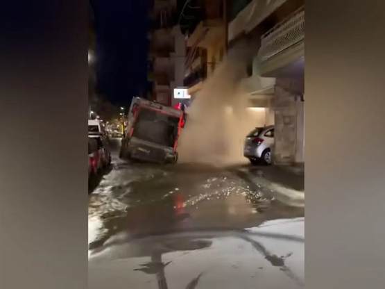 Ξάνθη: Απορριμματοφόρο έπεσε σε λακκούβα...