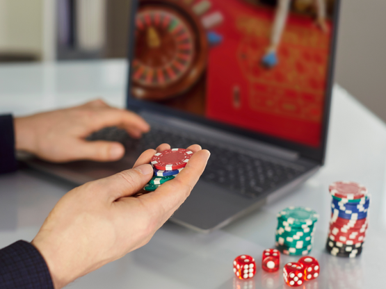 ΕΛΣΤΑΤ: Tζόγος και ντελίβερι μπαίνουν στ...