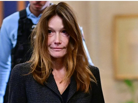 Κάρλα Μπρούνι: Στο δικαστήριο με τον Σαρ...