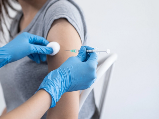 Υψηλή μεταδοτικότητα και βαρύτερη νόσηση...