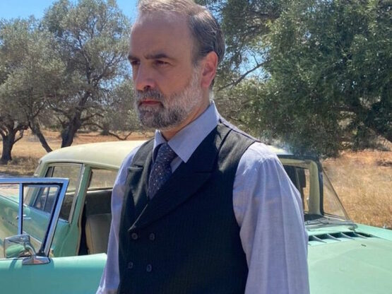 Άγιος έρωτας: Ο Παύλος γνωρίζει την Ελευ...