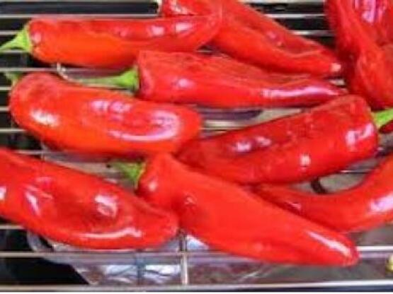 Πιπεριές φλωρίνης γεμιστές με λουκάνικο και τυριά!