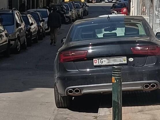 Ελβετός παρκάρει σαν Έλληνας και γίνεται...