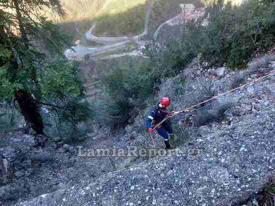 Ευρυτανία: Νεκρός οδηγός φορτηγού που έπ...