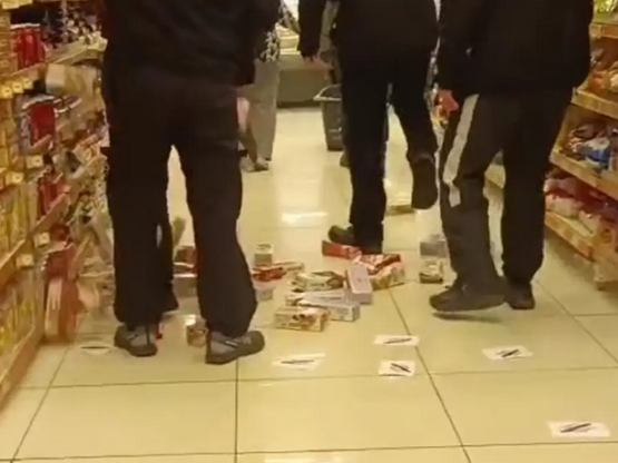 Βόλος: Εισέβαλαν σε σούπερ μάρκετ και πο...