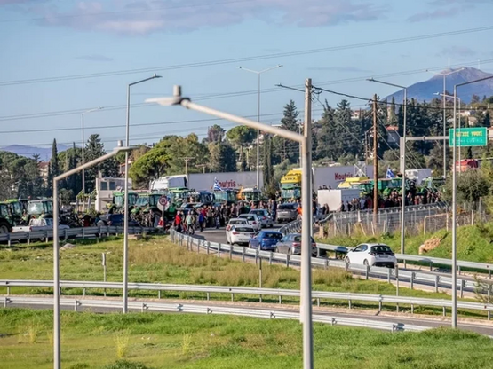 Σε αναμονή του Μαξίμου οι αγρότες της Αχ...