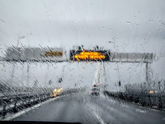 Σαρώνει τη χώρα η κακοκαιρία Byron: Πλημ...