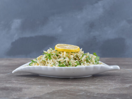 Γρήγορη συνταγή για δροσερή σαλάτα με λε...