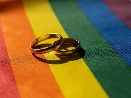 Τι γίνεται με τους γάμους ομόφυλων ζευγα...