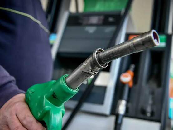 «Πολεμικές» αυξήσεις στα καύσιμα στην Αχ...