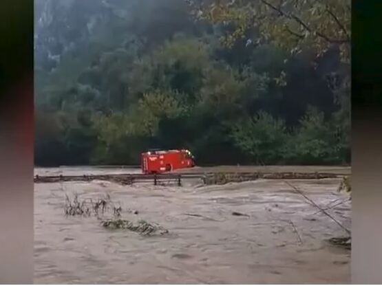 Σαρώνει ο «Byron»: Εγκλωβισμοί στη Λακων...