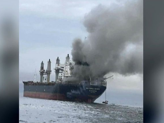 Χτυπήθηκε ελληνόκτητο πλοίο στη Μαύρη Θά...