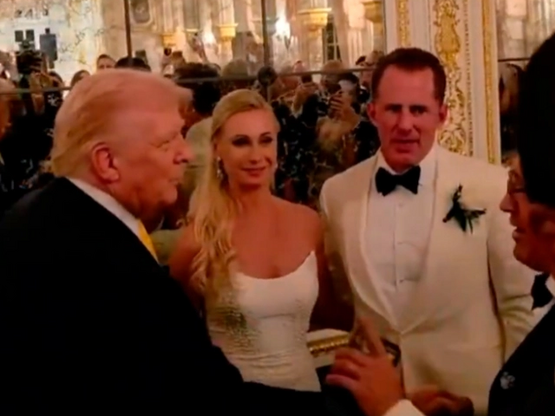 Wedding crasher ο Τραμπ - Η αιφνιδιαστικ...