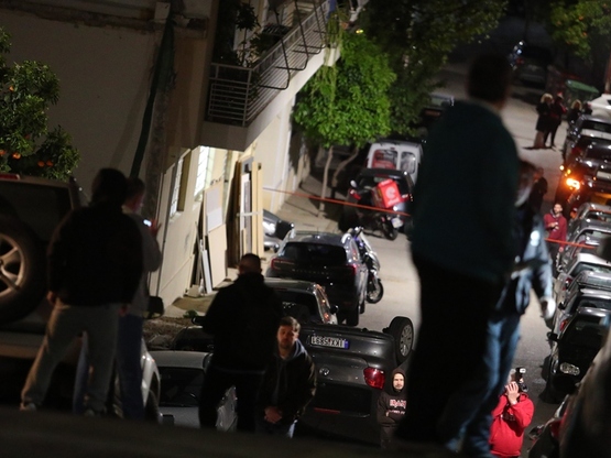 Παρέμβαση με τρικάκια και μπογιές έξω απ...