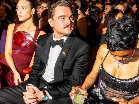 Το Χόλιγουντ «δείχνει» μουστάκια και γέν...