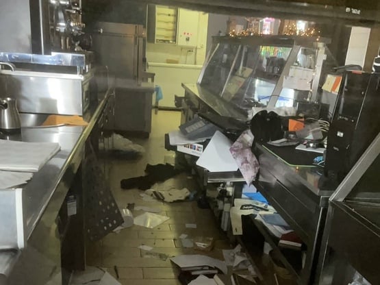 Βόλος: Έκαναν γυαλιά καρφιά κατάστημα στ...