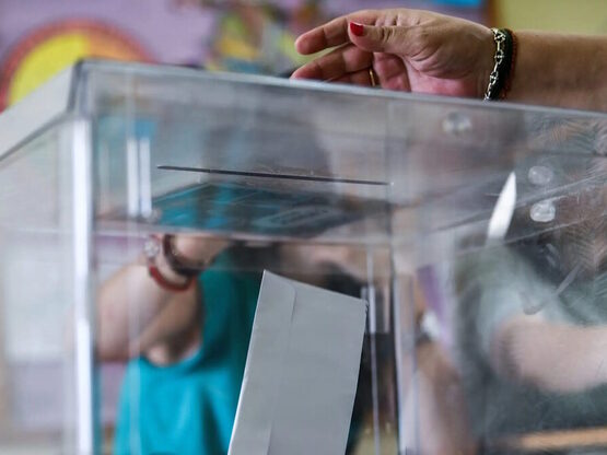 Δημοσκόπηση MRB: Ένας στους τρεις αναποφ...