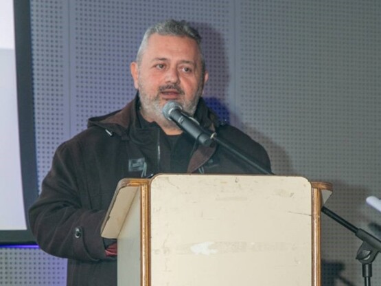 Όταν ζορίζεται το κόμμα, επιστρατεύεται ...