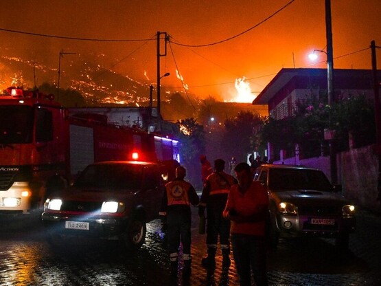 Δύσκολη νύχτα στην Ηλεία -Μάχη με τις φλ...