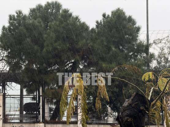 Πάτρα: "Άνοιξαν" οι ουρανοί στ...