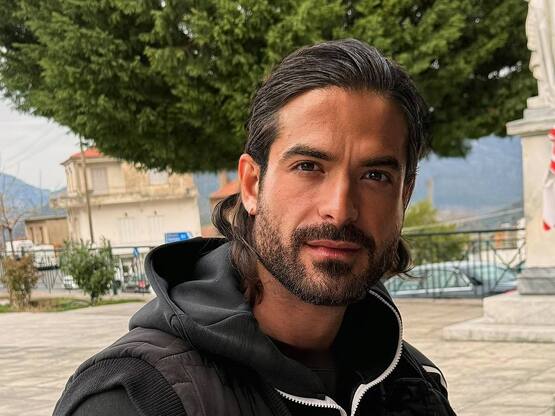 Άρης Μουγκοπέτρος: Έκοψε τα μαλλιά του κ...