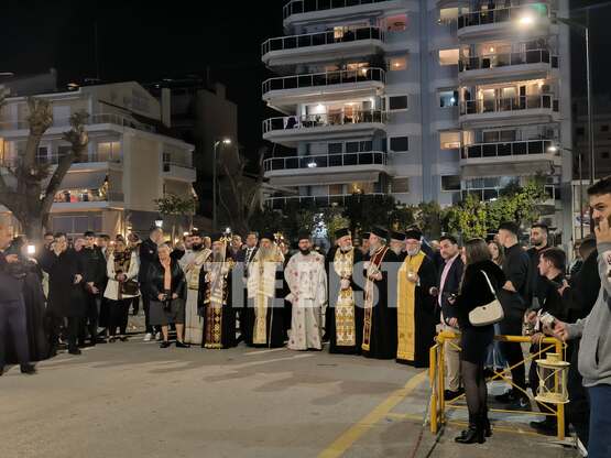 Πάτρα: Πλήθος πιστών περιμένει το Άγιο Φ...