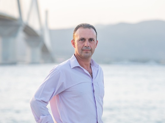 Σε προκατασκευασμένα και ακατάλληλα κτήρ...