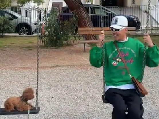 Ο Λάκης Γαβαλάς κάνει κούνια και τραμπάλ...