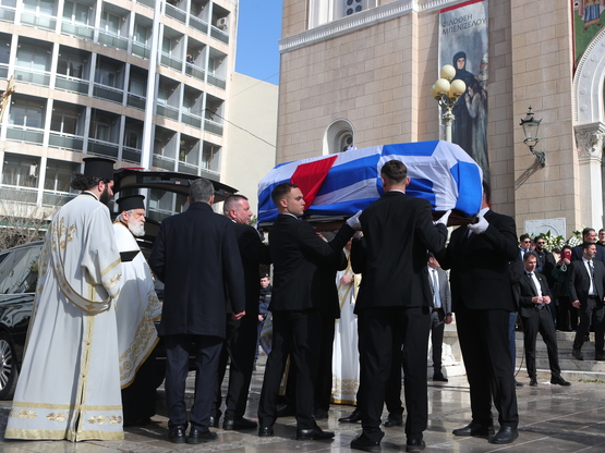 Σε κλίμα συγκίνησης η κηδεία της Ελένης ...