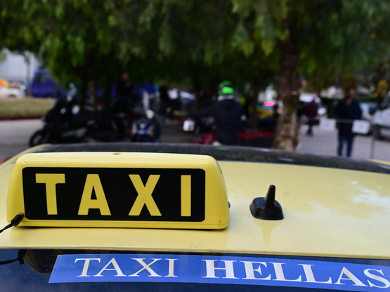 Απεργία ταξί: Οι οδηγοί τραβούν χειρόφρε...
