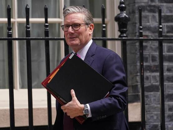 Πολιτικοί τριγμοί στην Βρετανία: Παραιτή...