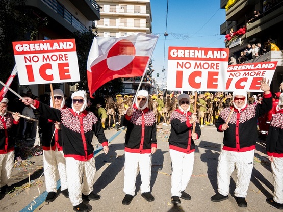 Σκόρπισαν γέλιο οι «Γροιλανδοί», έψησαν ...